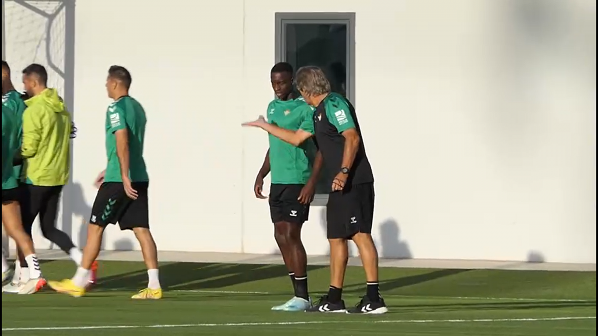 Charla De Pellegrini Con Luiz Henrique En El Entrenamiento Del Betis