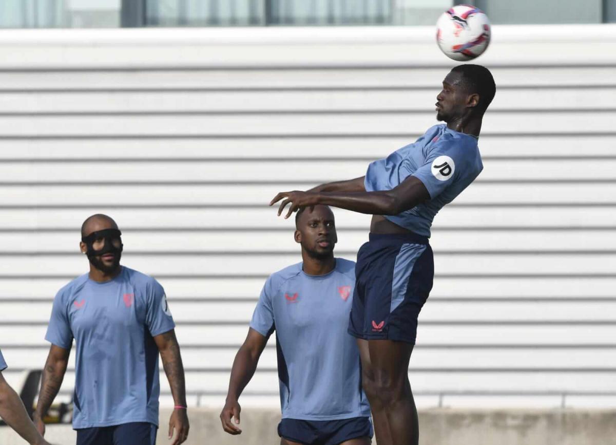 Tanguy Nianzou Novedad En El Entrenamiento Del Sevilla Fc