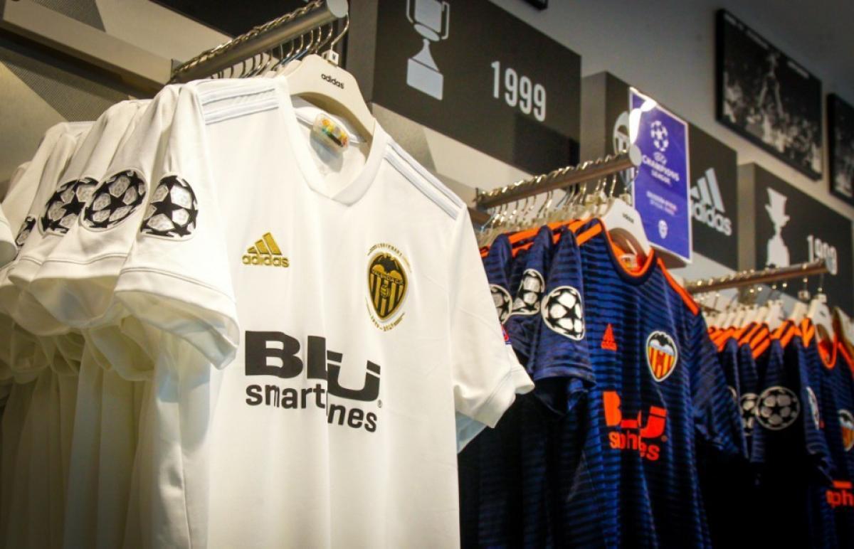 La camiseta del Valencia CF ya luce el parche Champions