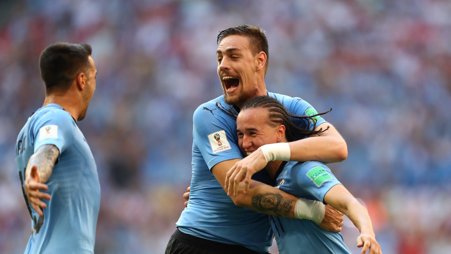 Diego Laxalt celebra un gol con Uruguay en el Mundial.