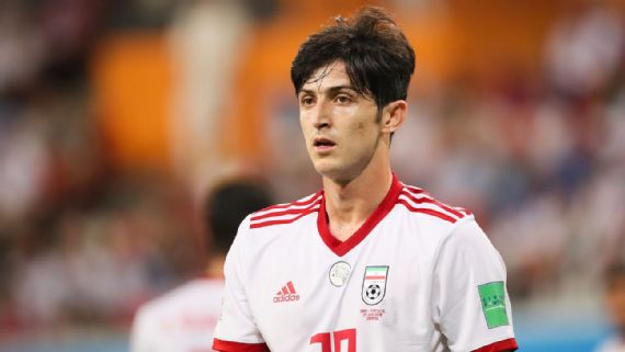 Sardar Azmoun, en un partido con Irán.