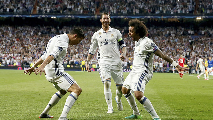 Marcelo festeja un gol con Cristiano Ronaldo.