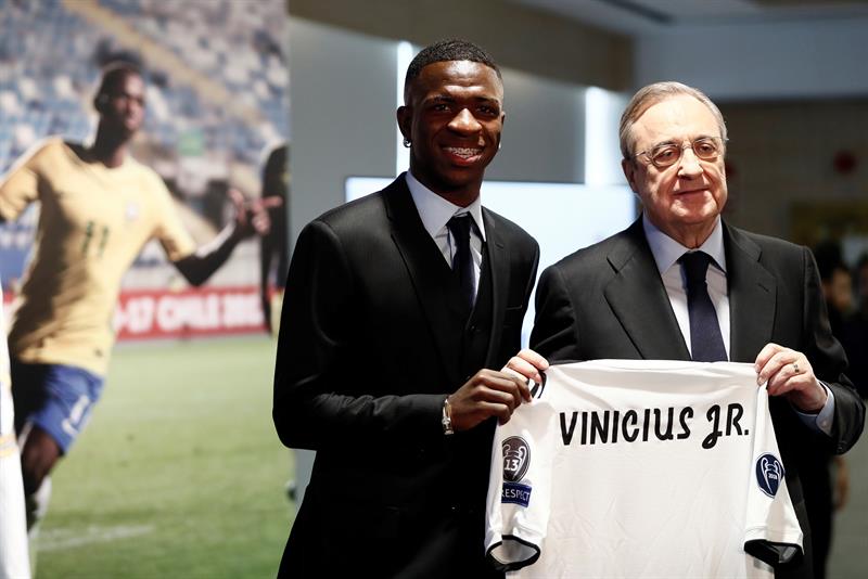 Florentino posa con Vinicius el día de su presentación.