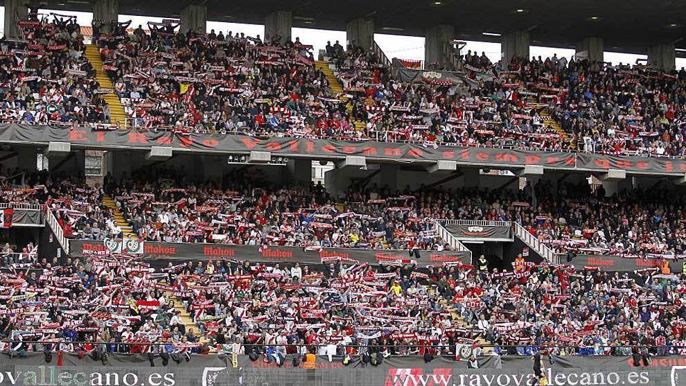 La afición rayista llenando las gradas de Vallecas en un partido