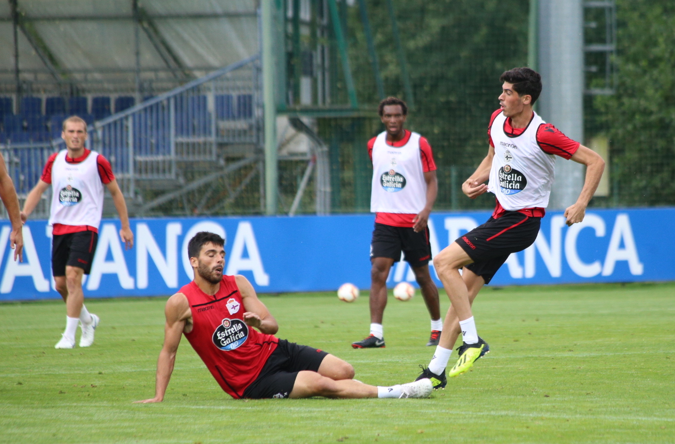 Carlos Fernández, en un partidillo durante un entrenamiento celebrado en 'El Mundo del Fútbol' de Abegondo (Foto: Iris Miquel).