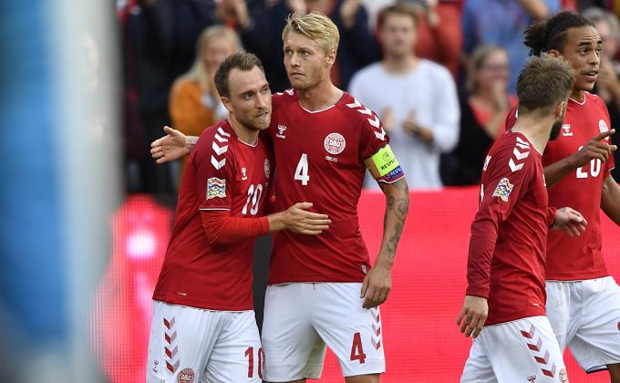 Simon Kjaer celebra con Christian Eriksen uno de los goles.