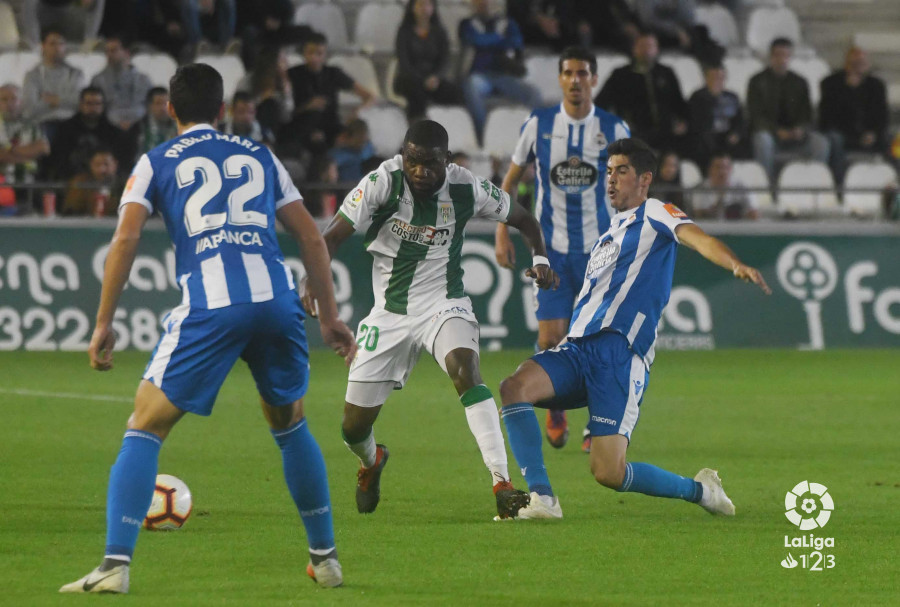 Pablo Marí y Carlos Fernández pelean un balón con Bambock (foto: LaLiga).