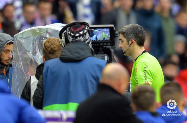 Undiano Mallenco consulta una jugada en la pantalla del VAR en el Real Valladolid-Atlético de Madrid.