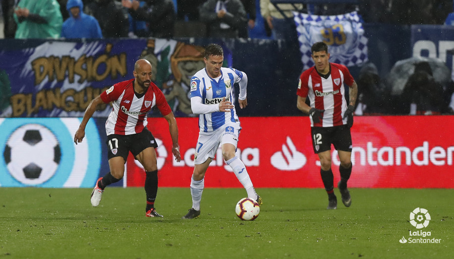 Mikel Rico persigue a Javi Eraso en Butarque (Foto: LaLiga).