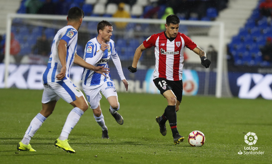 El carrilero Yuri Berchiche en medio de un aguacero en Butarque en un Leganés-Athletic (Foto: LaLiga).