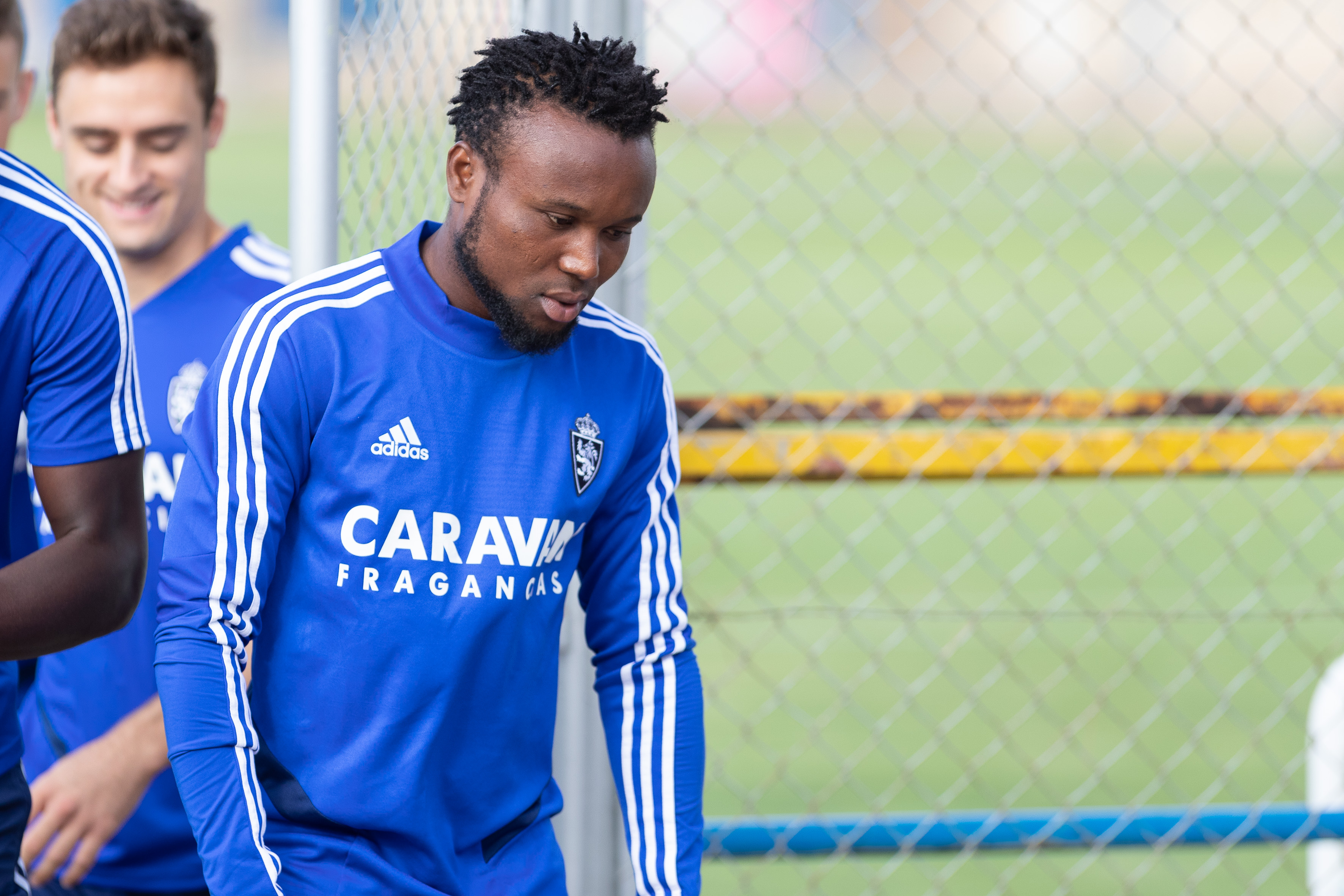 James Igbekeme en el entrenamiento del Real Zaragoza (Foto: Daniel Marzo).