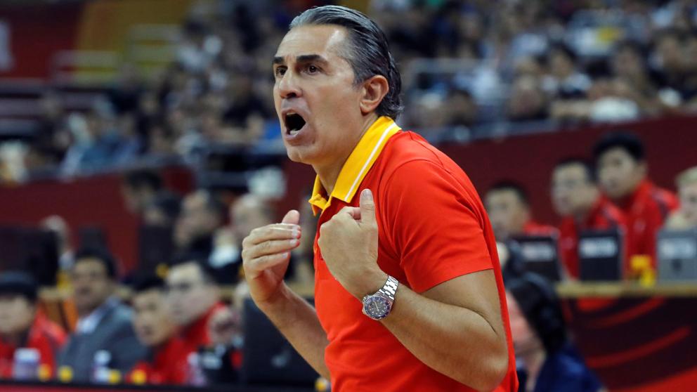 Sergio Scariolo da indicaciones a sus hombres en un partido de la selección española de baloncesto.