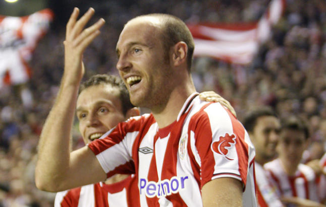 Gaizka Toquero, con Koikili, celebra uno de sus goles con el Athletic (Foto: EFE).