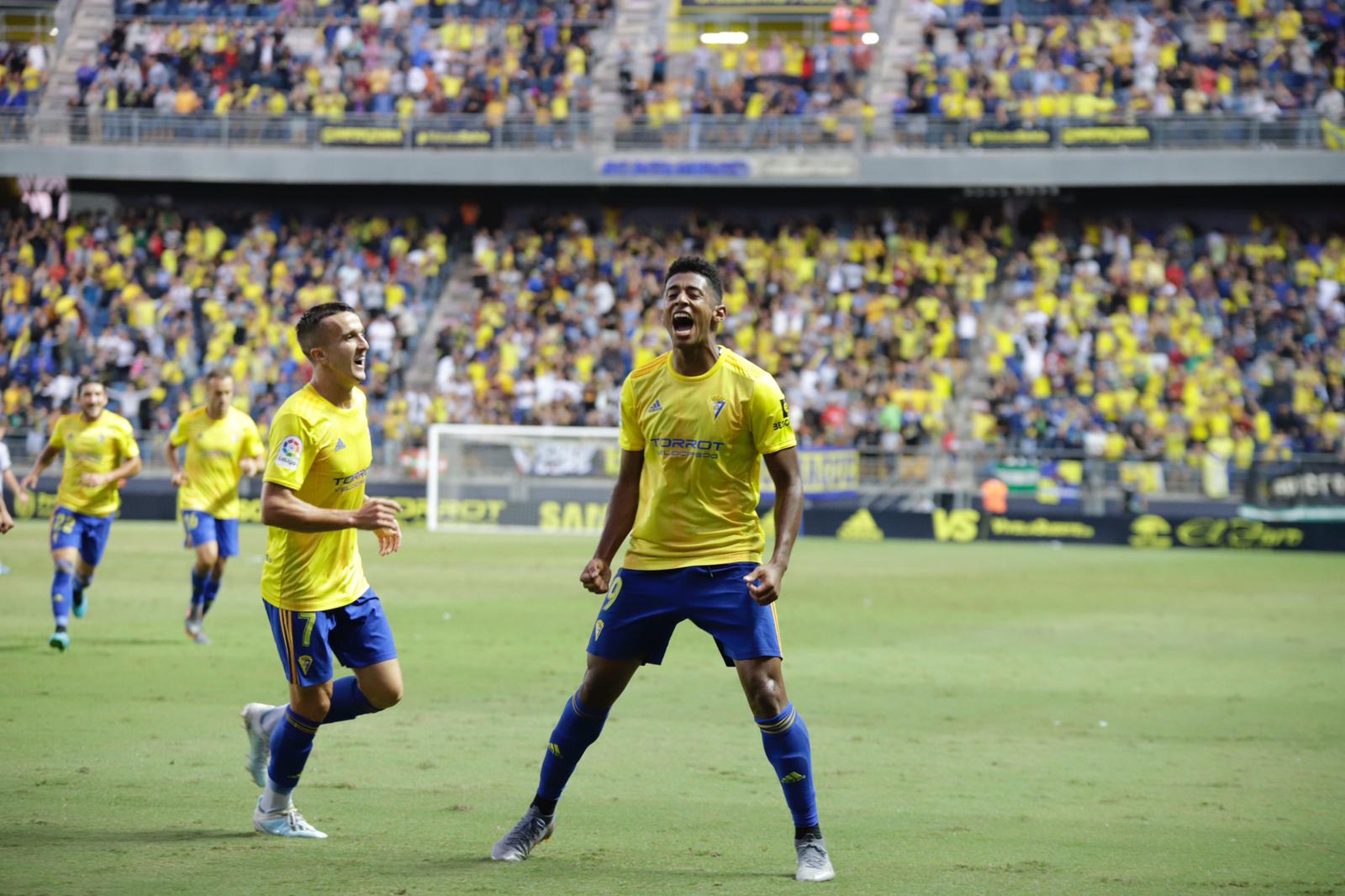 El Cádiz consigue una importante vistoria ante el Huesca para seguir como líder en solitario. El Oviedo estrena su casillero de victorias y todos los equipos han vencido algún  partido en la categoria.