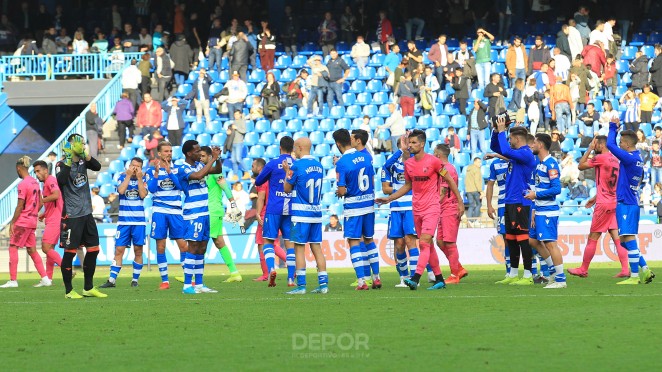 Los jugadores del Dépor saludan a la afición al término del partido contra el Málaga (Foto: RCD).