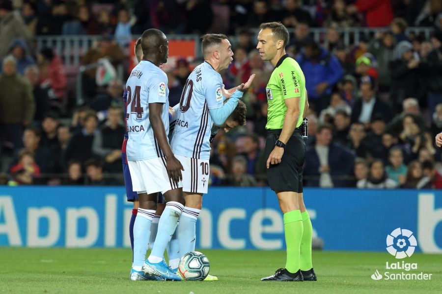 Aspas protesta a Cuadra Fernández tras señalar el penalti cometido por Aidoo (Foto: LaLiga).