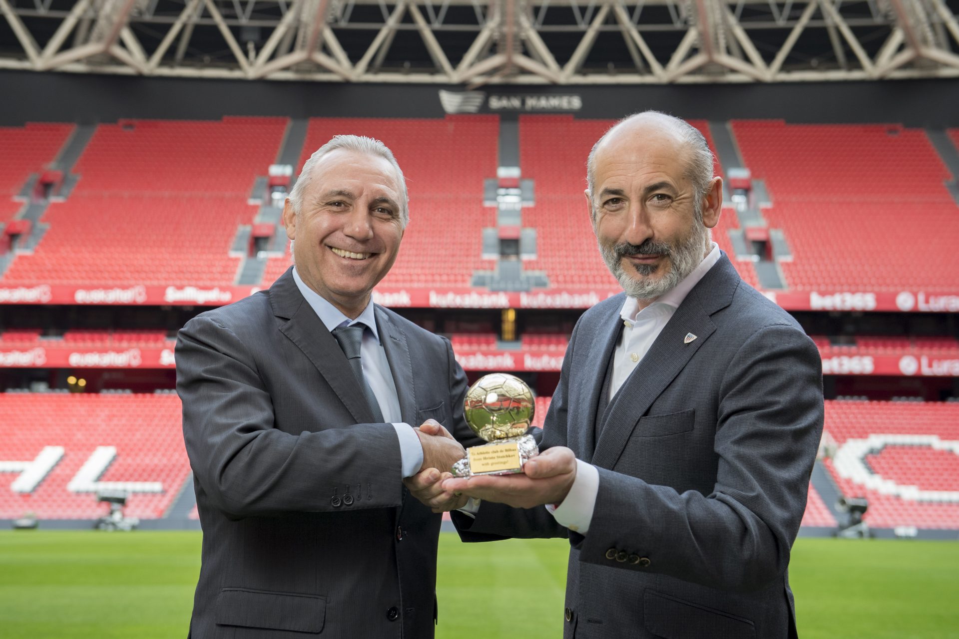 Hristo Stoichkov ha entregado una copia en miniatura del balón de oro a Elizegi (Foto: Athletic Club).