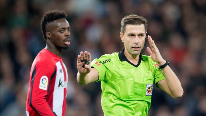 Cordero Vega habla con el VAR ante Iñaki Williams (Foto: Athletic Club).