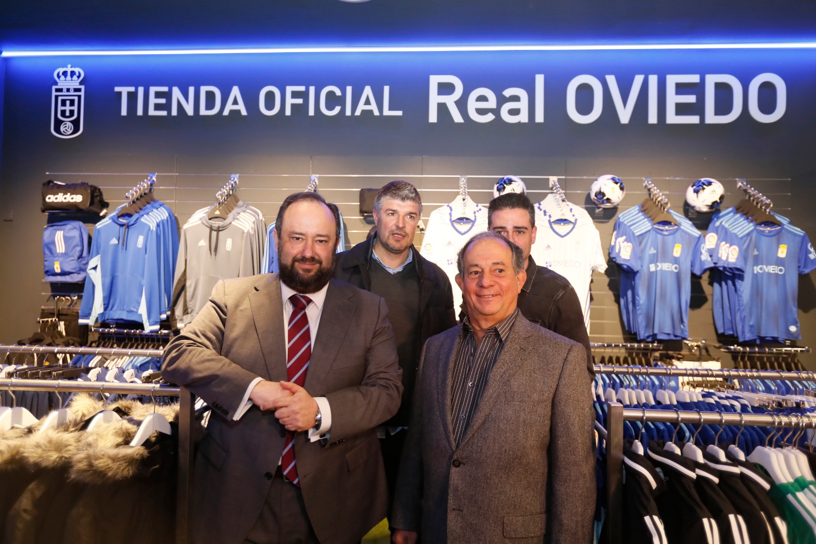 limpiador salida Rebaño Real Oviedo: Contrato de Patrocinio con Adidas hasta 2020