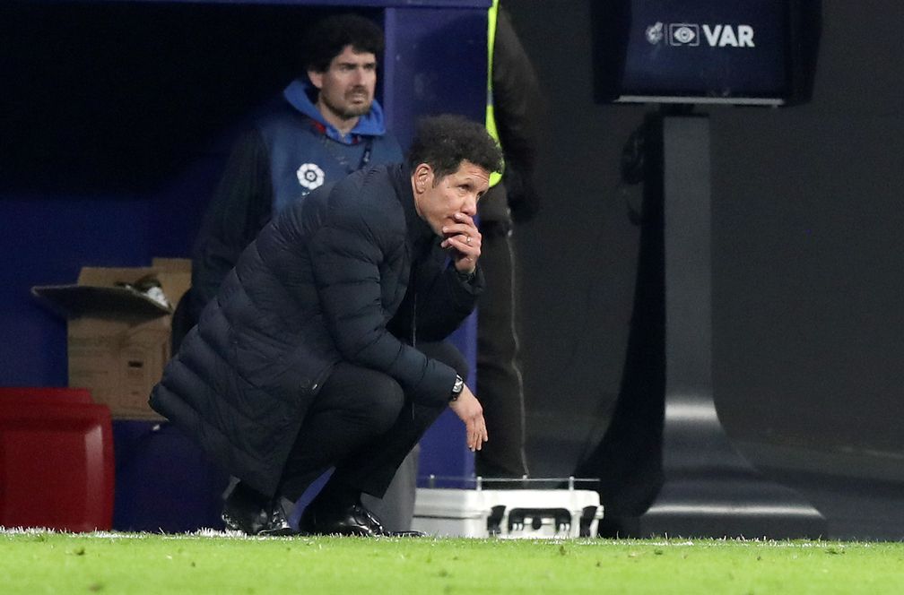 Simeone, pensativo en el Metropolitano (Foto: EFE).