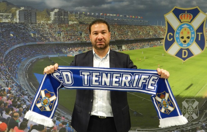 Juan Carlos Cordero posa con la bufanda del Tenerife (Foto: CDT).