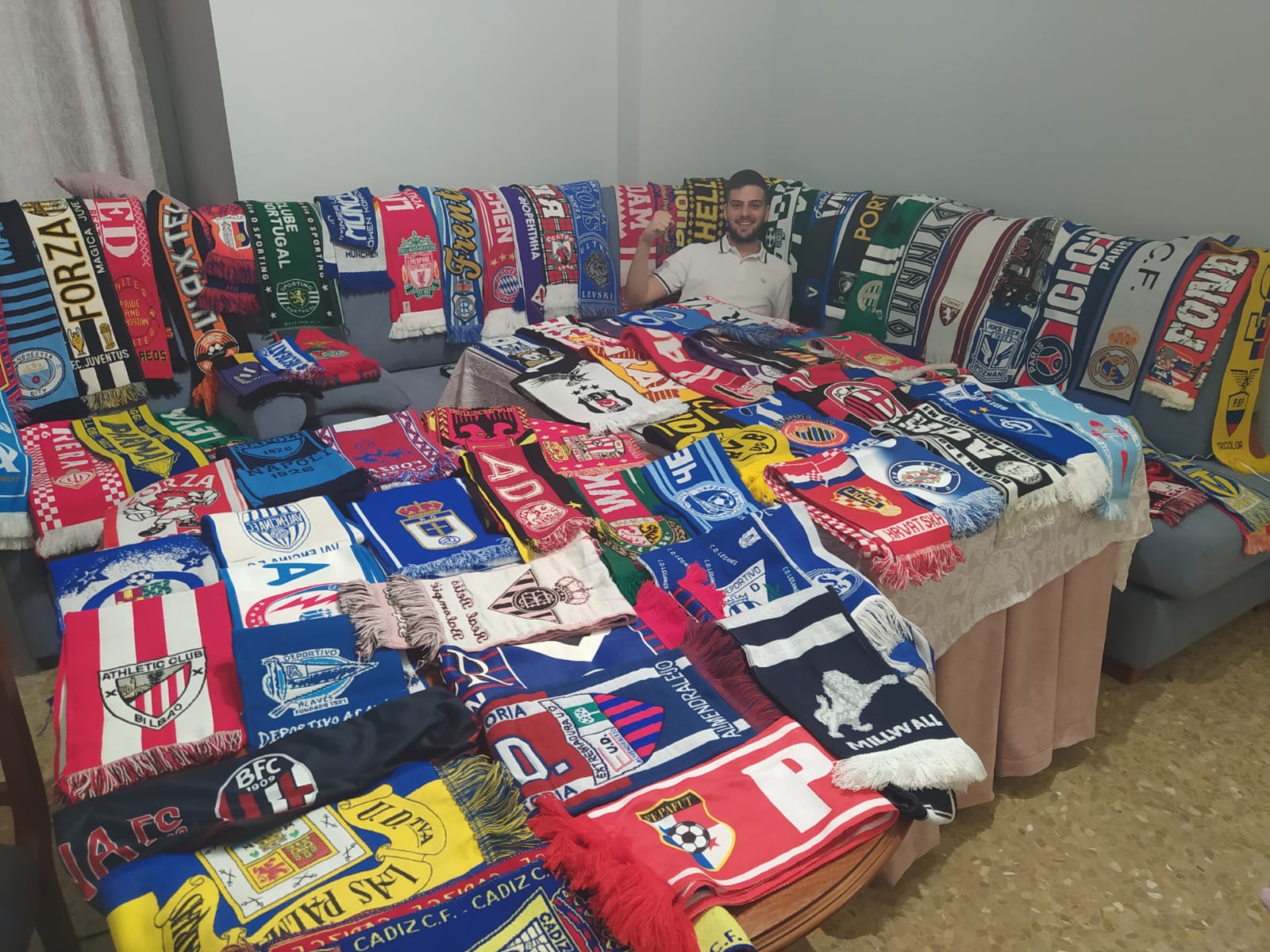 Colección de bufandas de fútbol en Álvaro Borrego