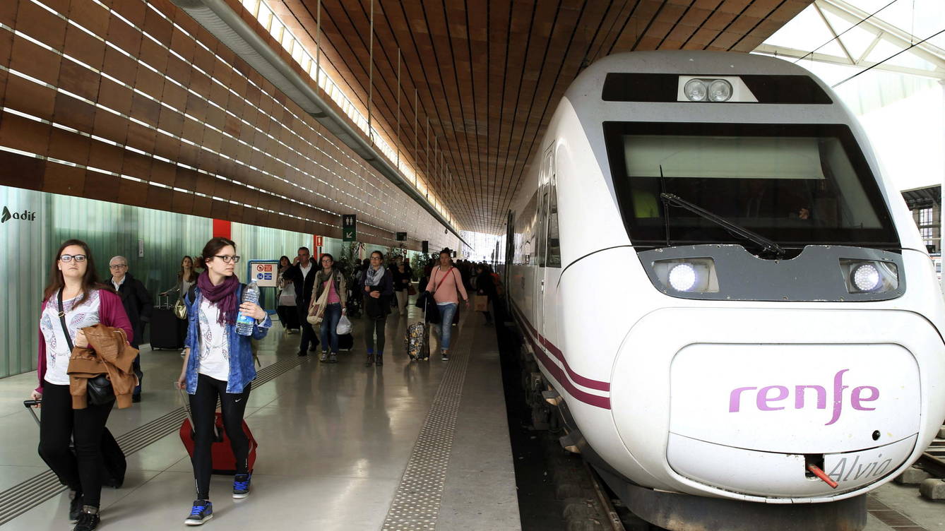 Tren de RENFE detenido en una estación (Foto: EFE).