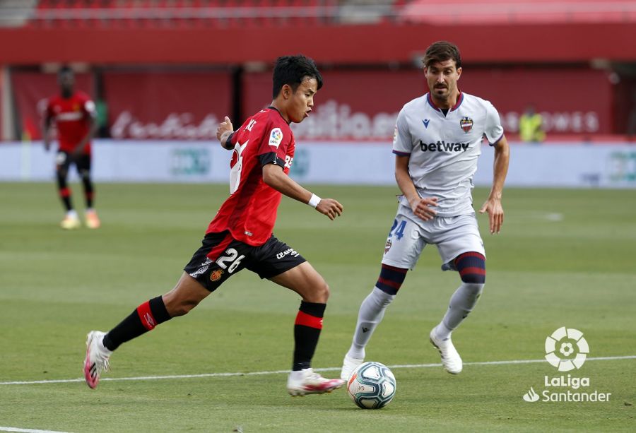 Kubo encara a Campaña en el Mallorca-Levante (Foto: LaLiga).