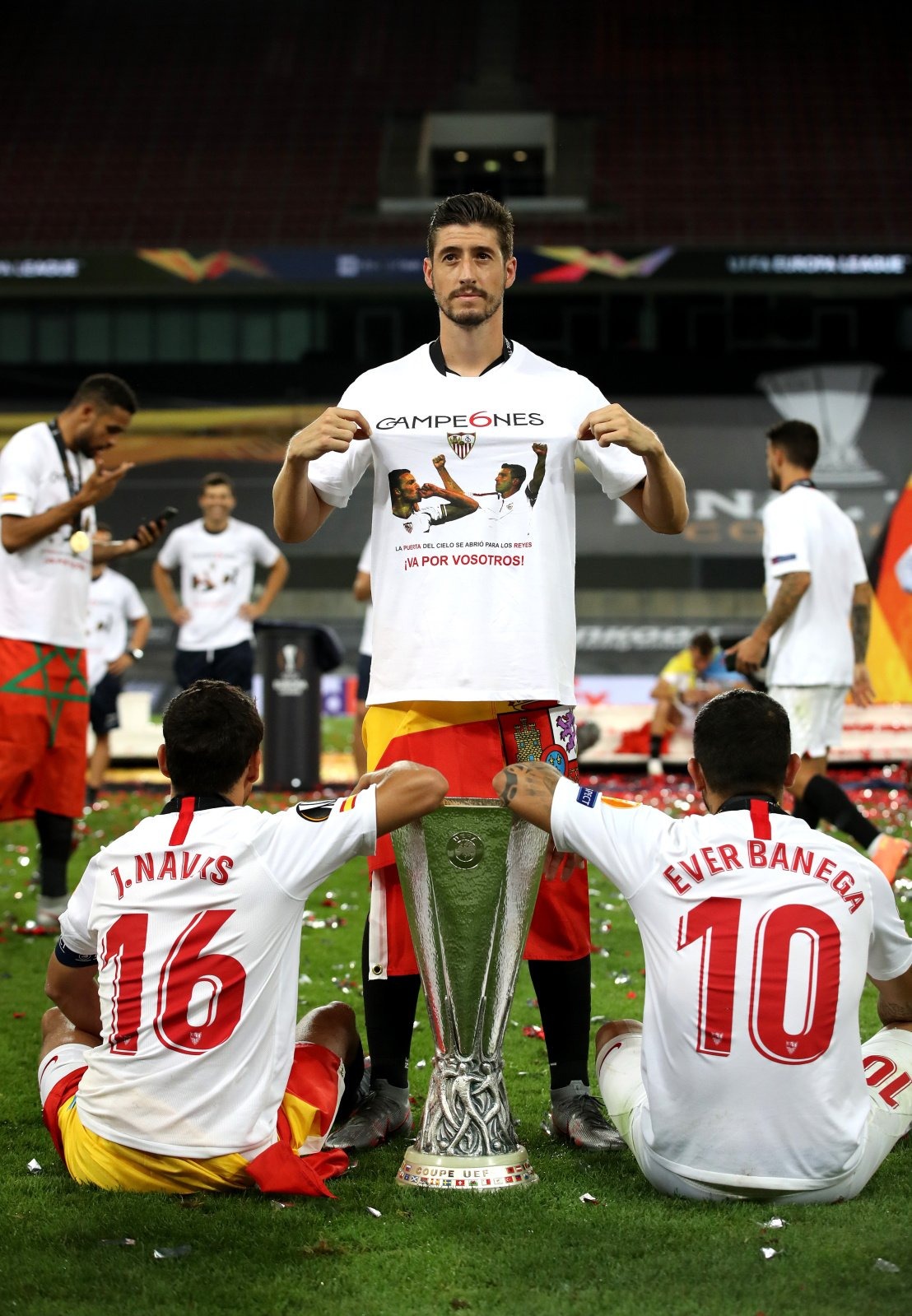 grueso castigo Estación de ferrocarril Reyes y Puerta en la camiseta homenaje del Sevilla FC en Europa League