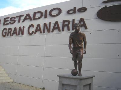 Escultura inspirada en David Silva junto al estadio de Las Palmas.