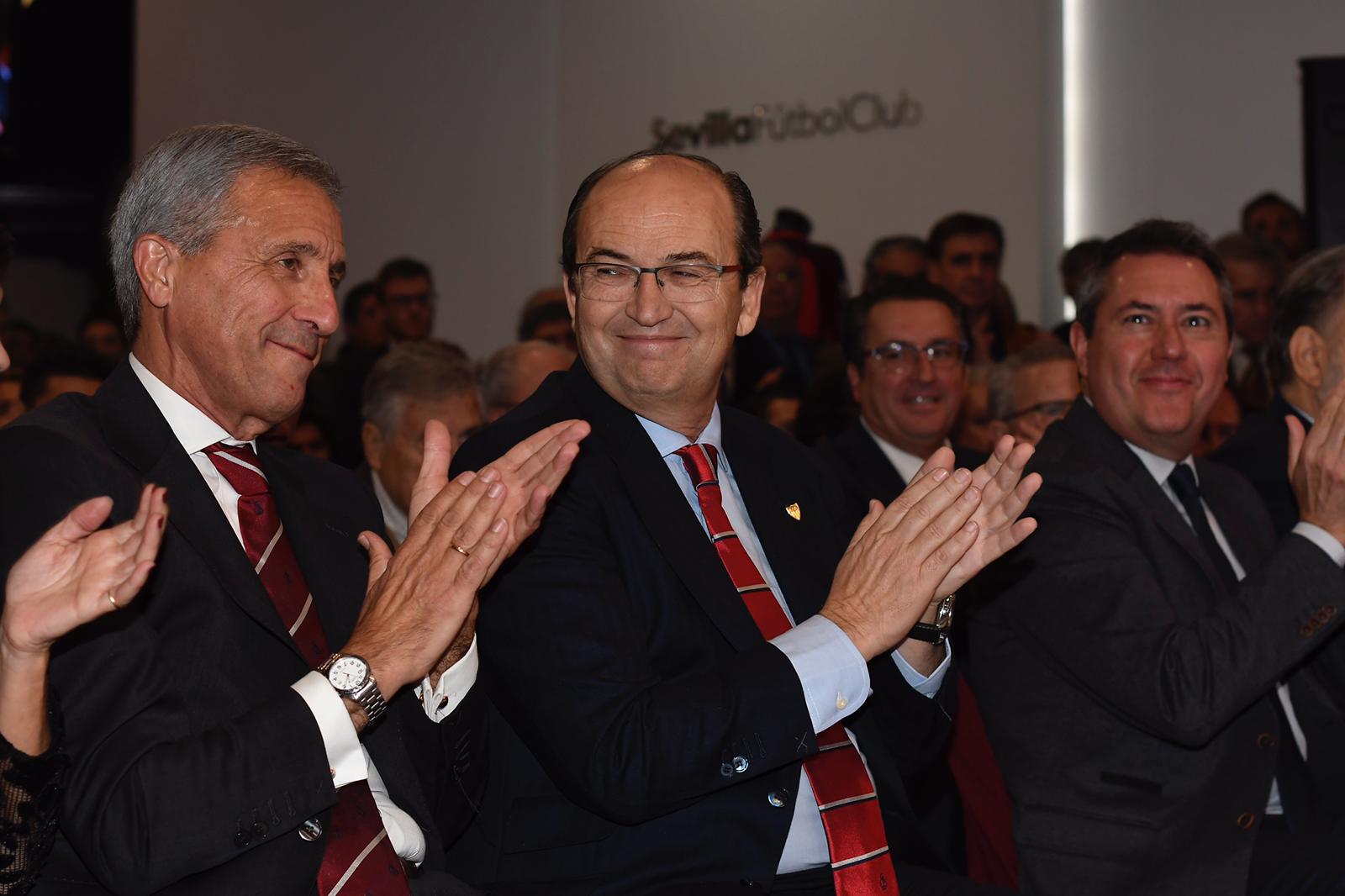 Pablo Blanco, junto al presidente del Sevilla FC en la entrega de su Dorsal de Leyenda.