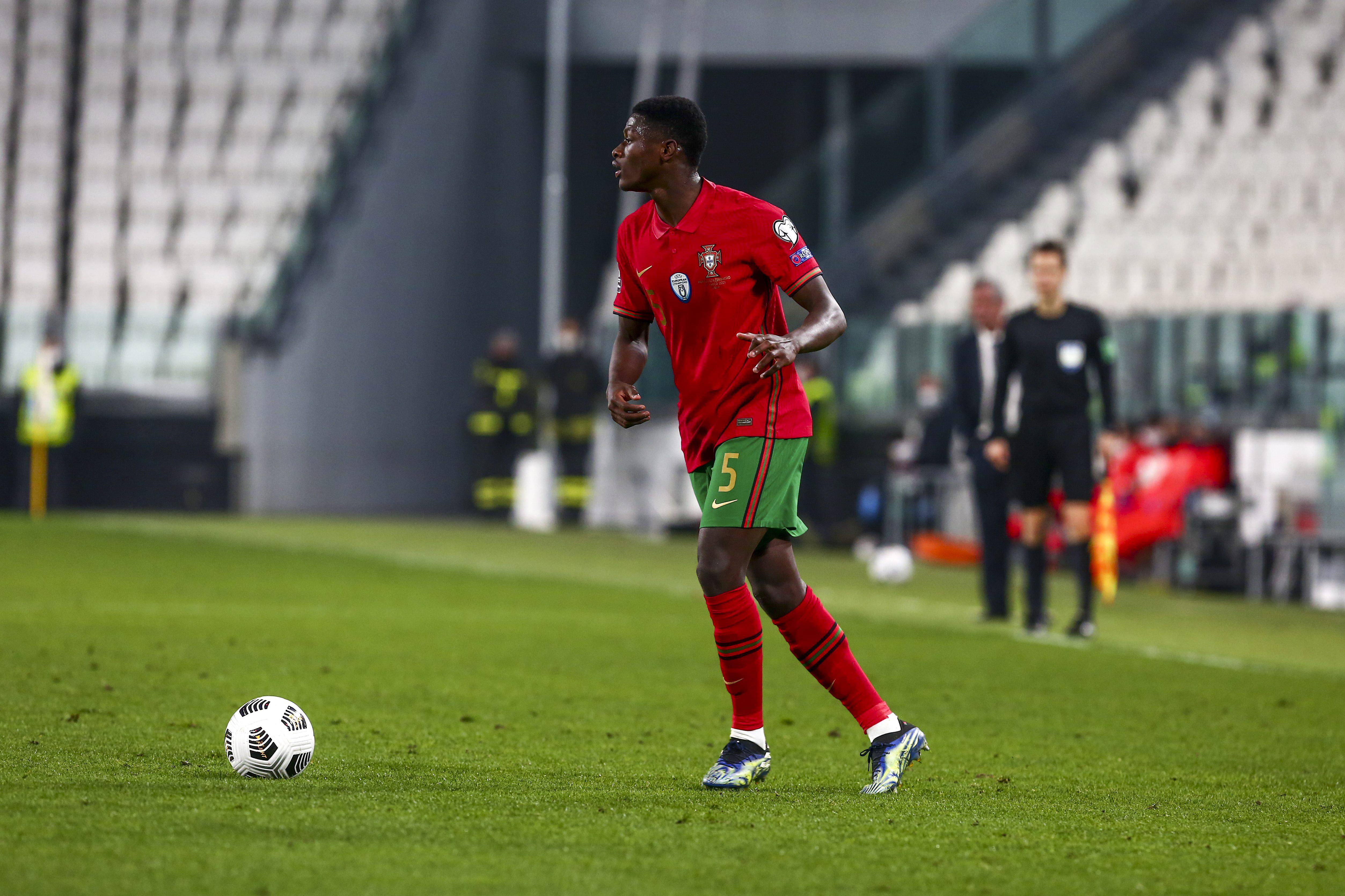 Nuno Mendes, durante un partido con Portugal. 