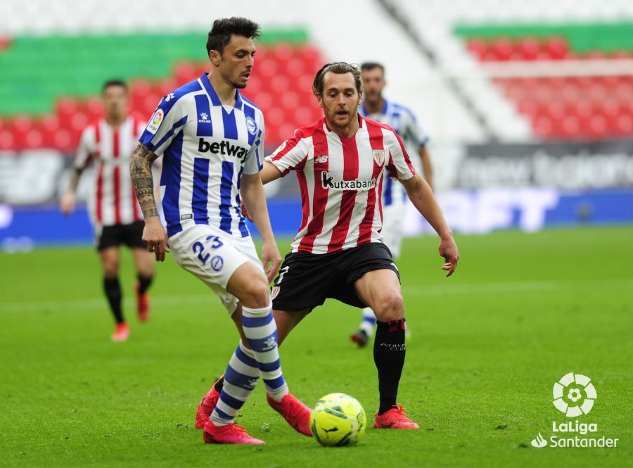 Ibai presiona a Ximo Navarro (Foto: LaLiga).