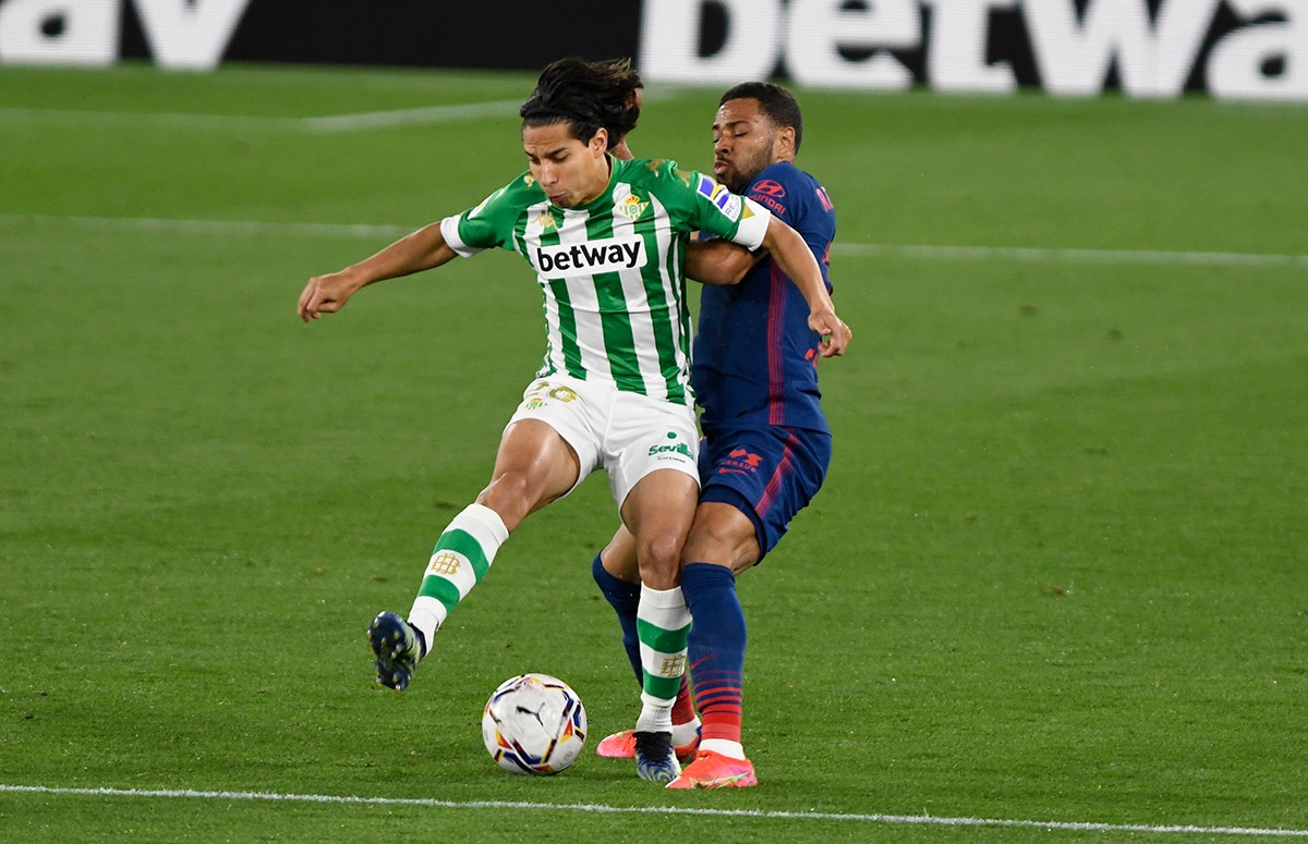 Diego Lainez contra el Atlético (Foto: Kiko Hurtado).