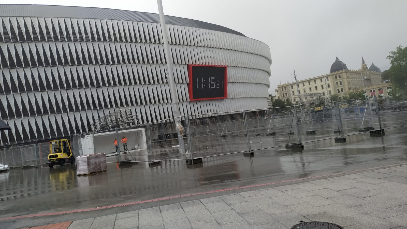 Montaje de barracones y vallas ante San Mamés (Foto: DMQ Bizkaia).