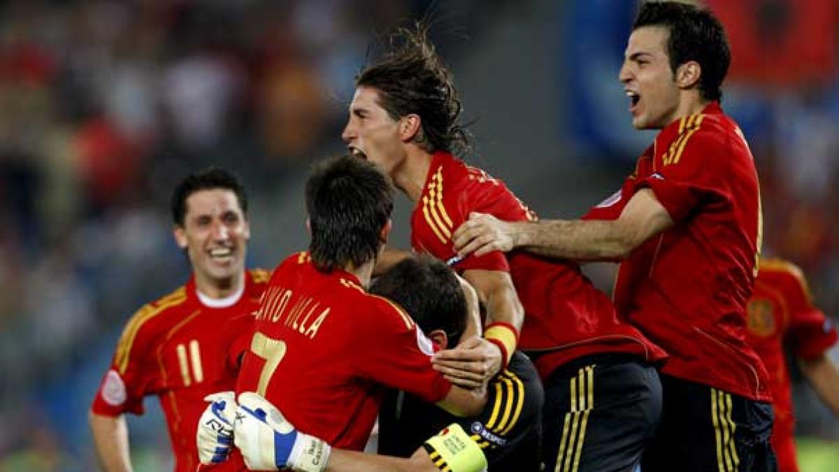 Jugadores de la selección española celebrando el pase de cuartos de final de la Eurocopa 2008 (Fo