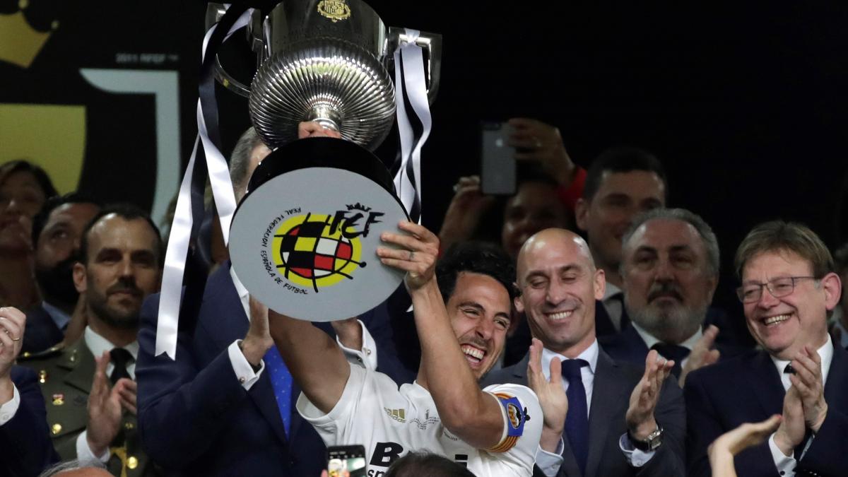 Parejo levanta el trofeo de campeón de Copa del Rey