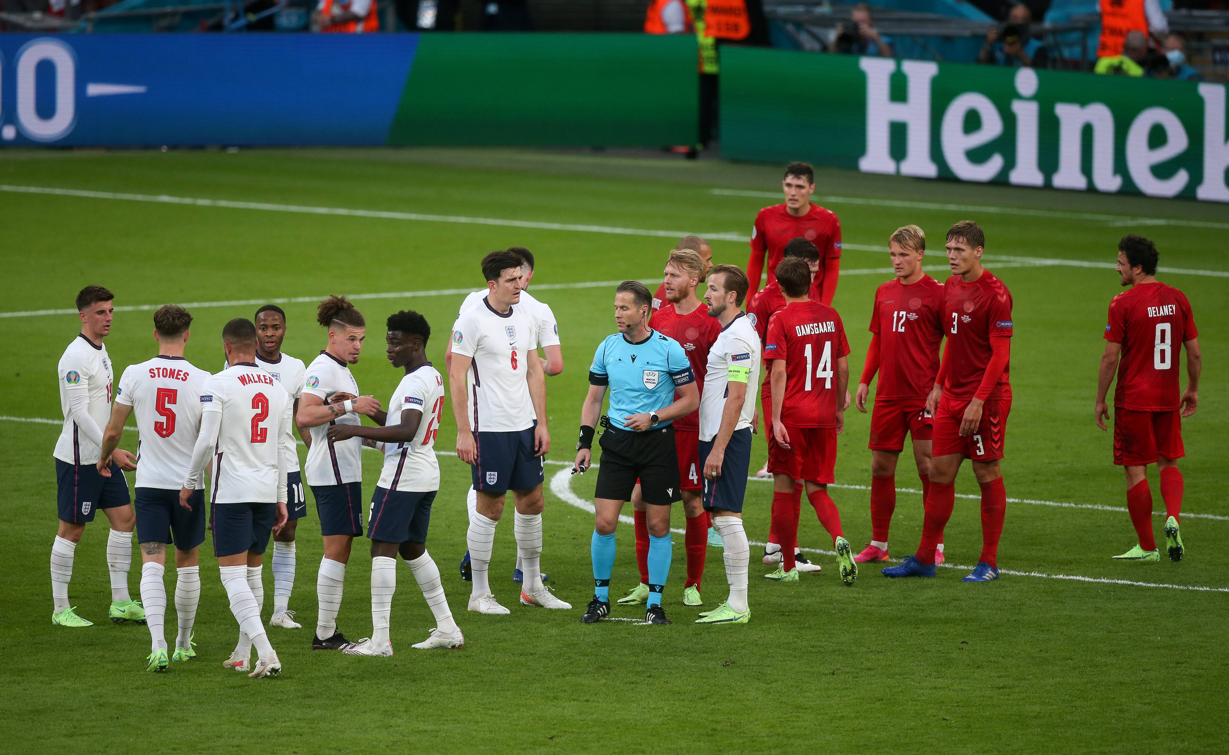 Los jugadores de Inglaterra y Dinamarca, antes de una falta (Foto: Cordon Press).