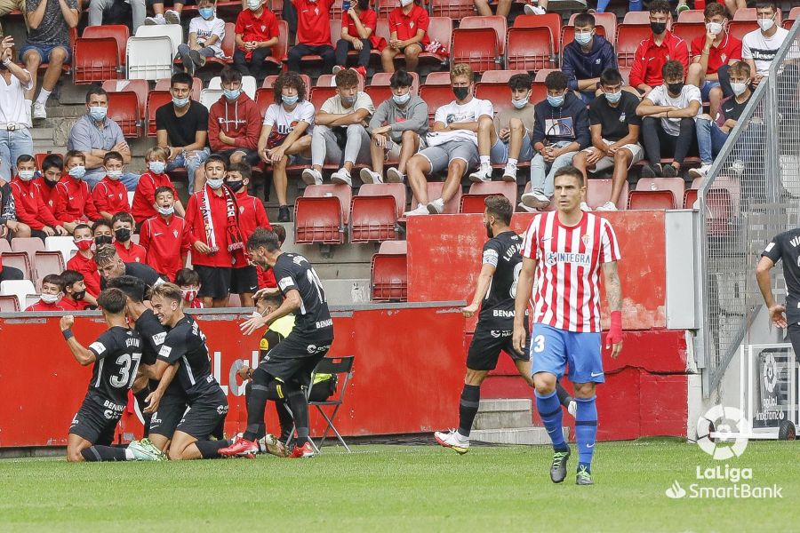 Los jugadores del Málaga celebran el gol de Juande al Sporting (Foto: LaLiga).