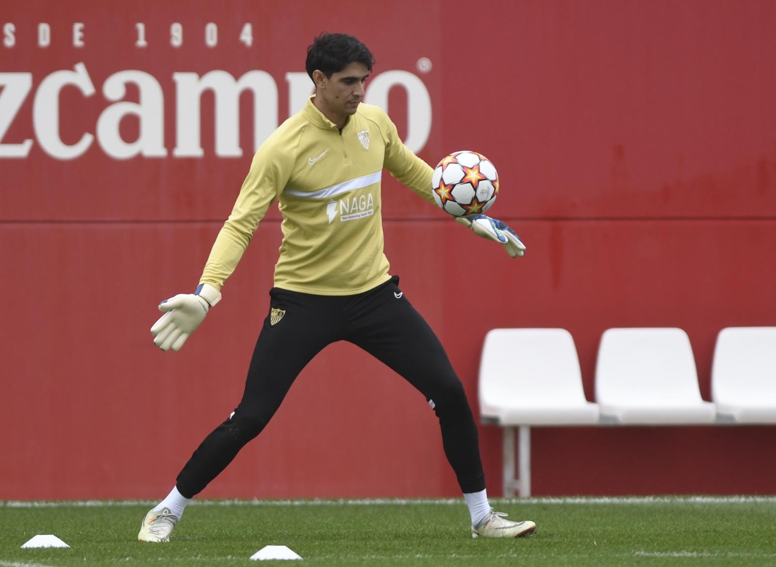 Bono, en el entrenamiento del Sevilla (Foto: Kiko Hurtado).