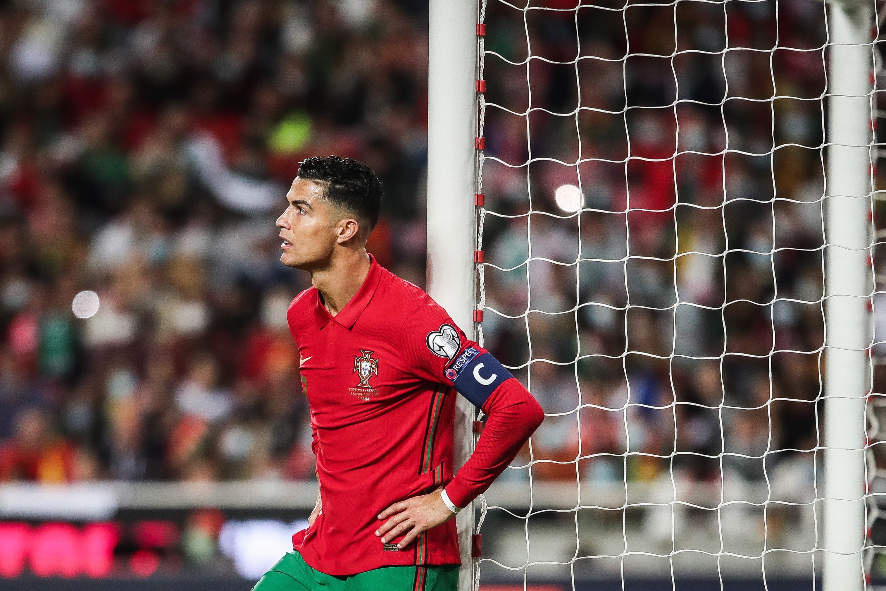 Cristiano Ronaldo se lamenta en el Portugal-Serbia (Foto: EFE).