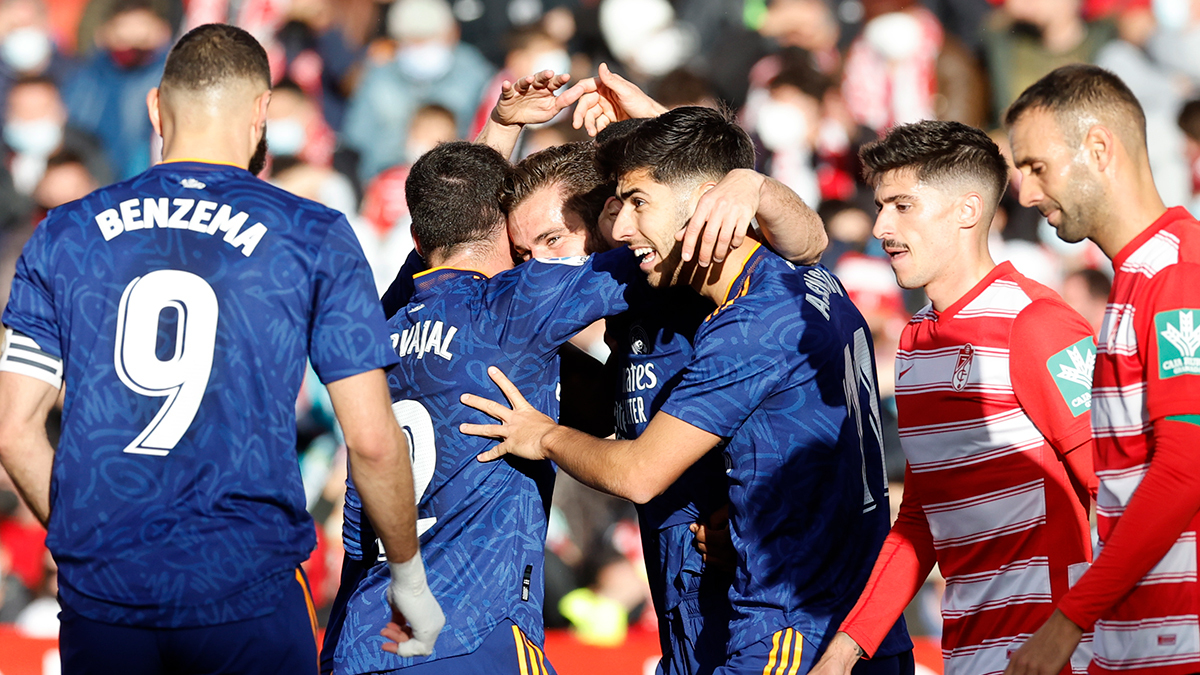 El Madrid recupera el liderato tras golear en Granada. Xavi debuta con una victoria por la mínima y con polémica en el derbi de Barcelona.