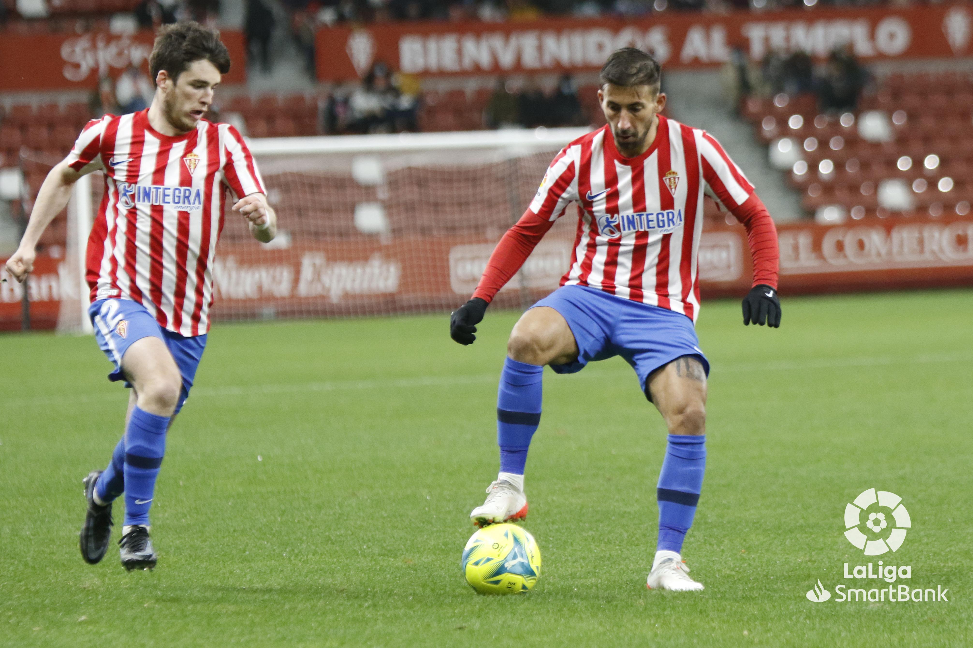 Aitor García espera a que le doble Guille Rosas durante el Real Sporting-Fuenlabrada en El Molinó