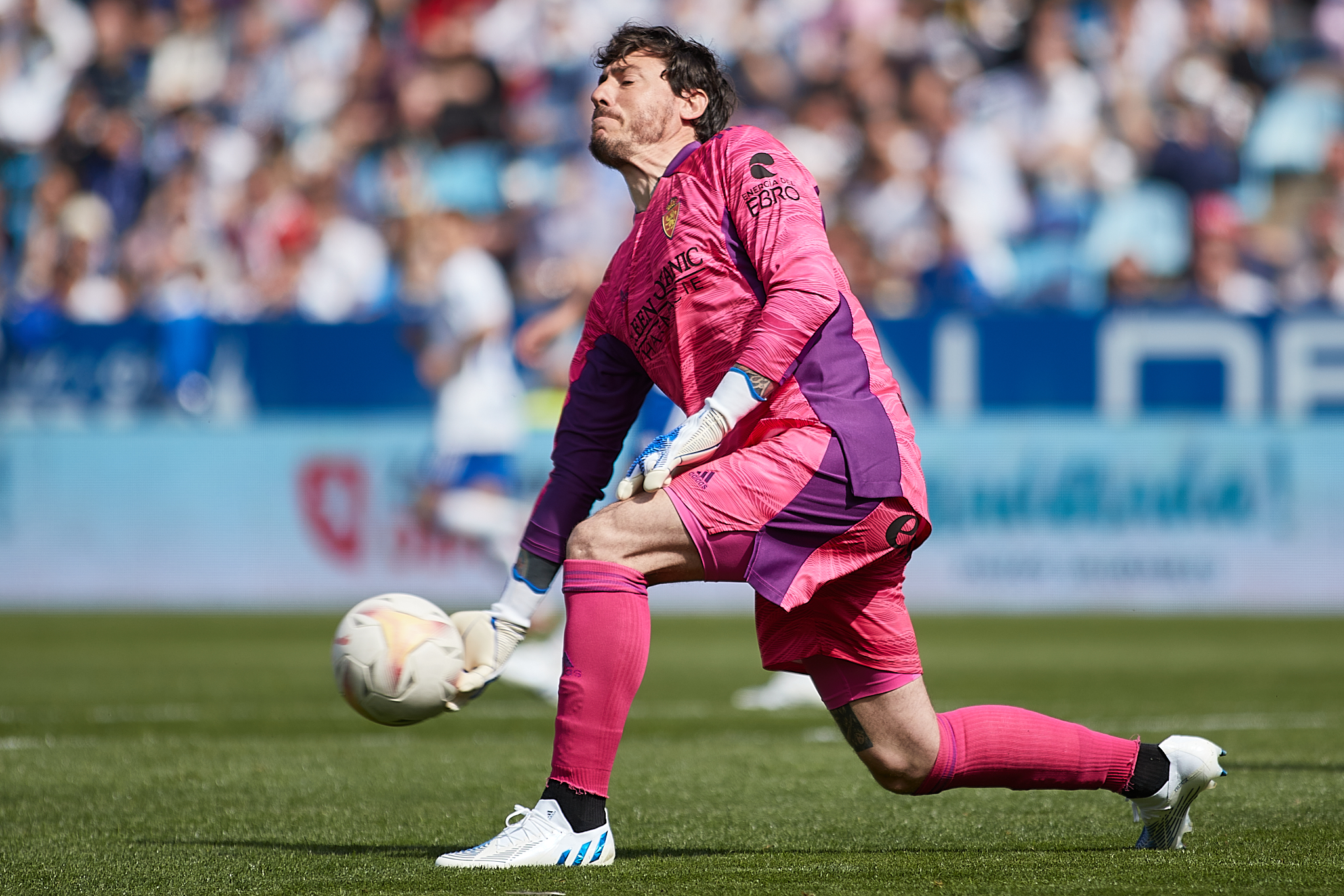 Cristian Álvarez, durante el Real Zaragoza-Girona (Foto: Daniel Marzo).