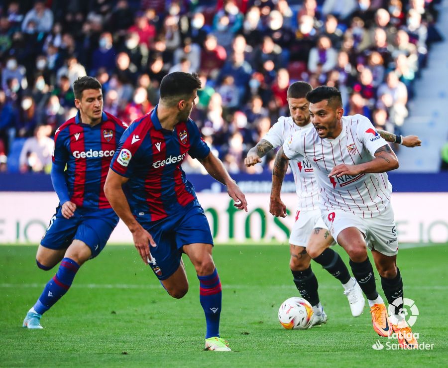 Rober Pier ante el Sevilla en el Ciutat. (Foto: LaLiga)