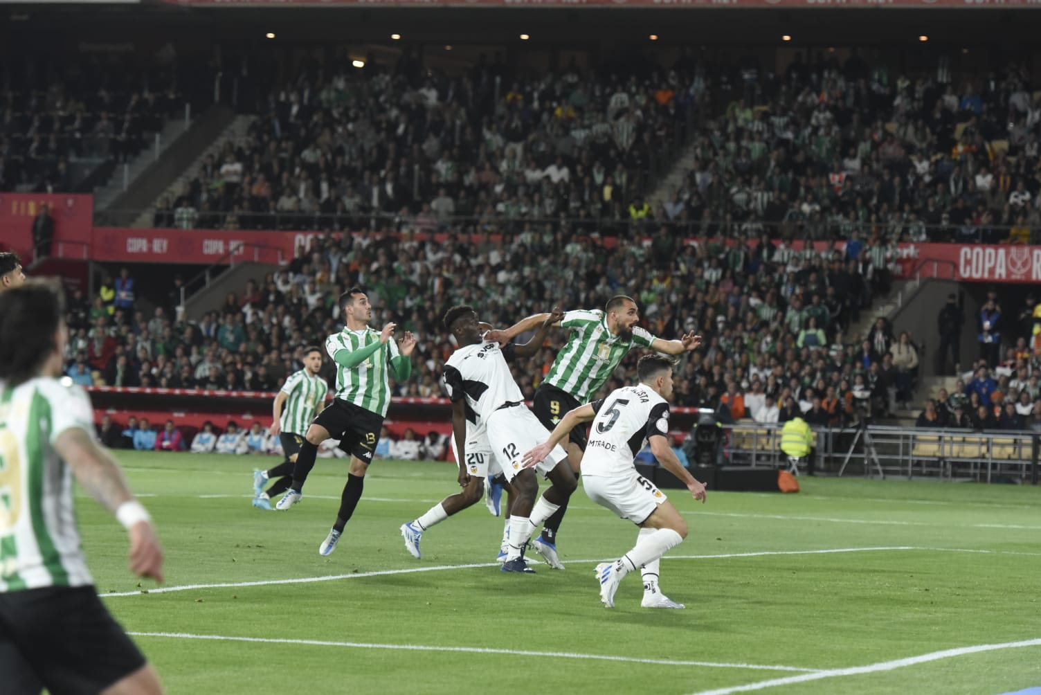 Borja Iglesias remata para hacer su gol en la final de Copa (Foto: Kiko Hurtado).