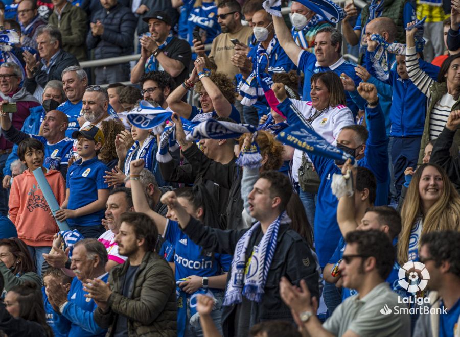 Afición del Real Oviedo durante el partido ante el Mirandés (Foto: LaLiga).