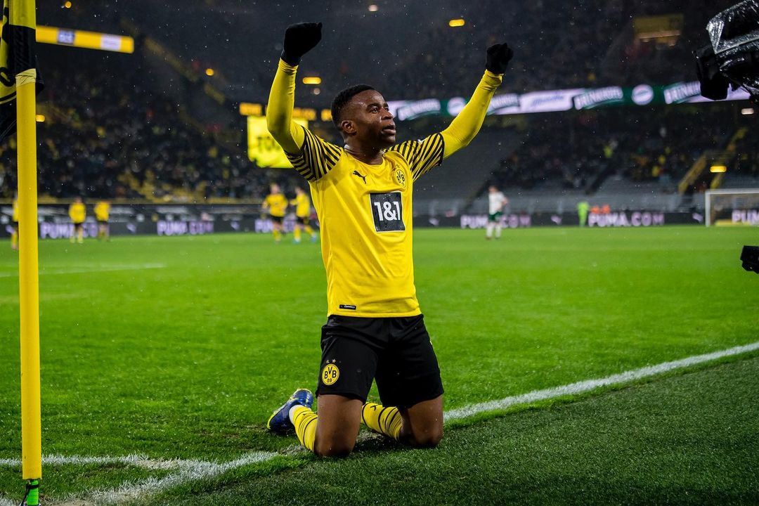 Youssoufa Moukoko, con la camiseta del Borussia Dortmund (Foto: Borussia Dortmund).