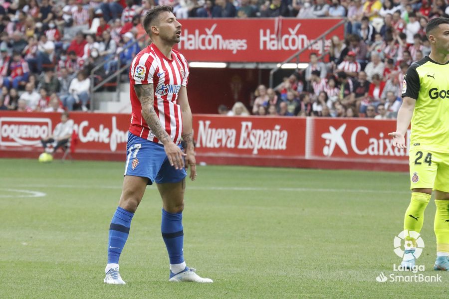 Aitor García se lamenta por una ocasión fallada en el Sporting-Girona (Foto: LaLiga)