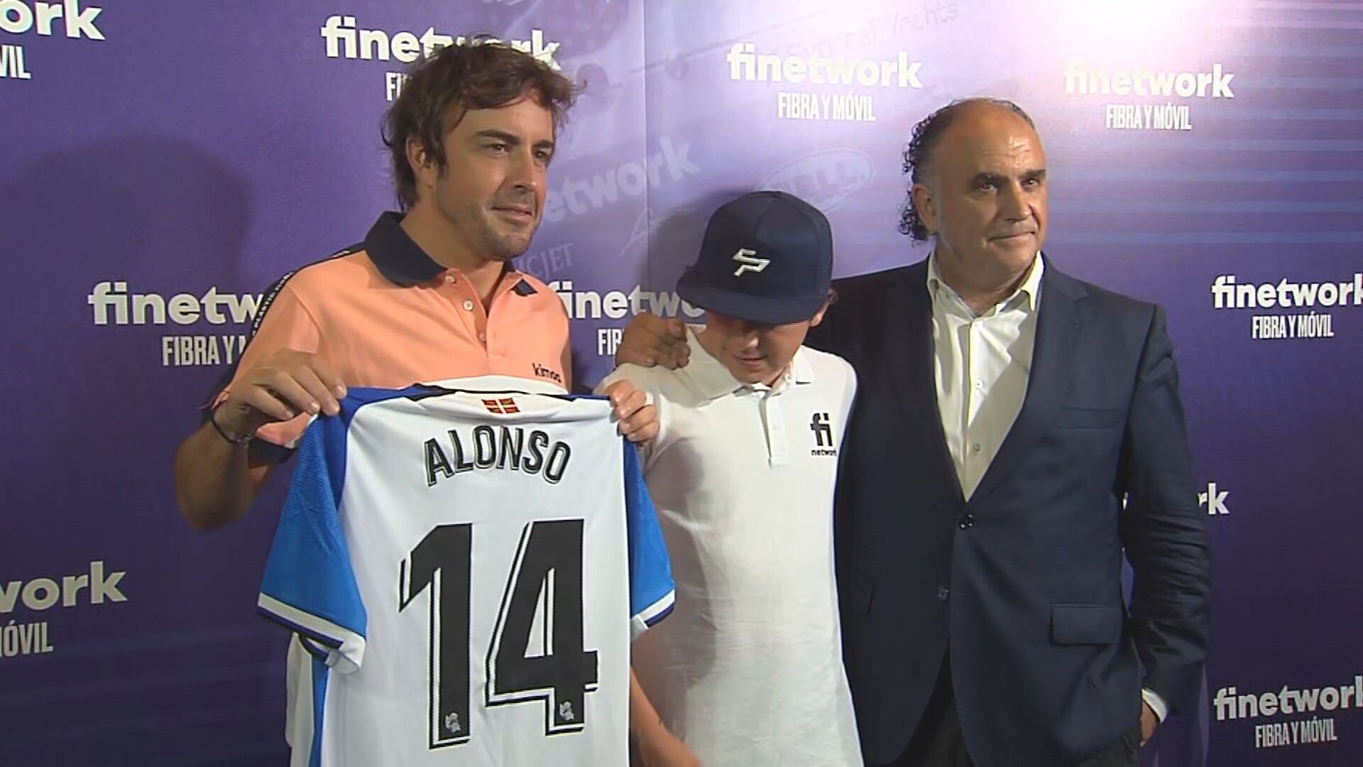 Fernando Alonso recibe una Camiseta de la Real Sociedad firmada